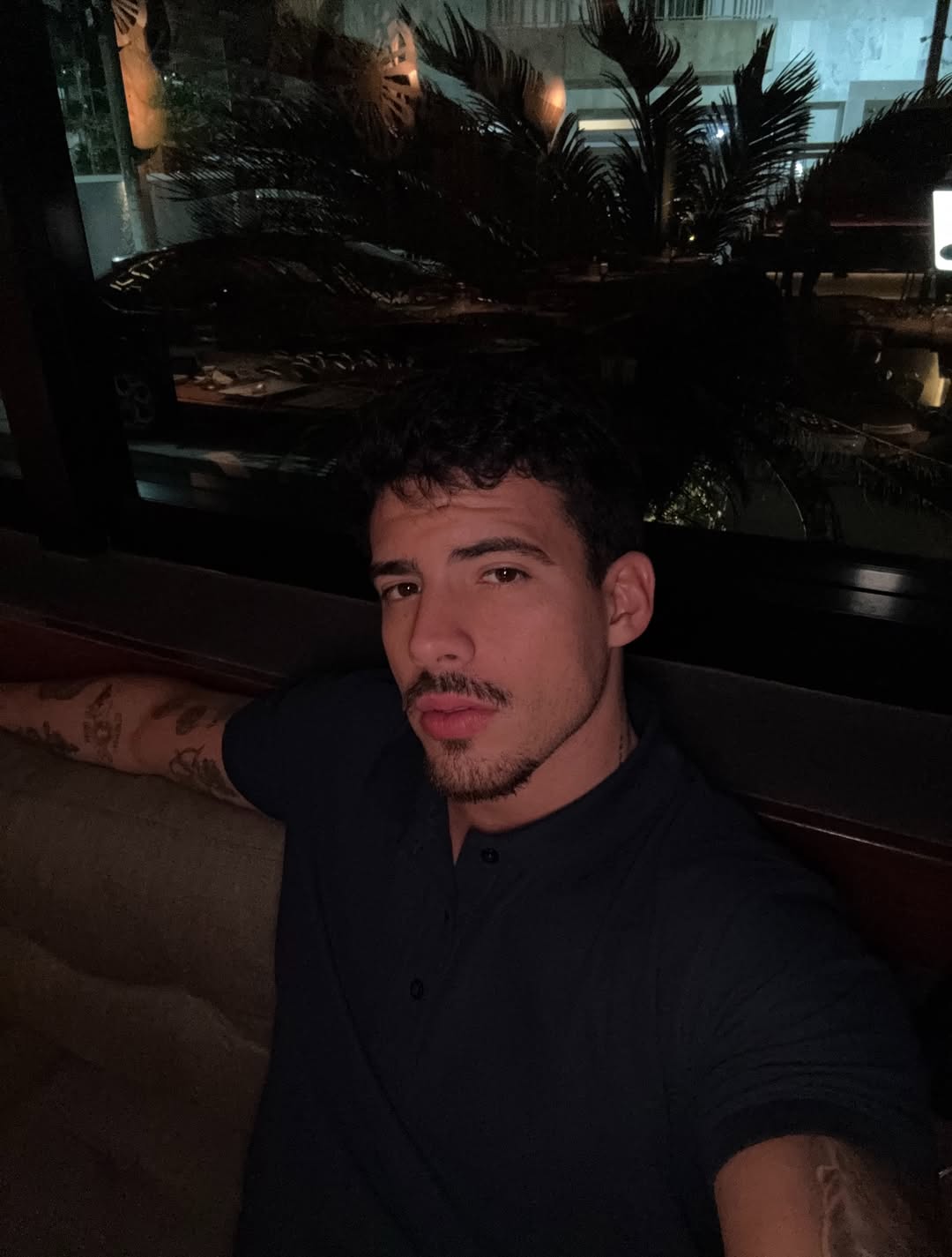 Raphael Miranda sentado em retrato da postagem de julho